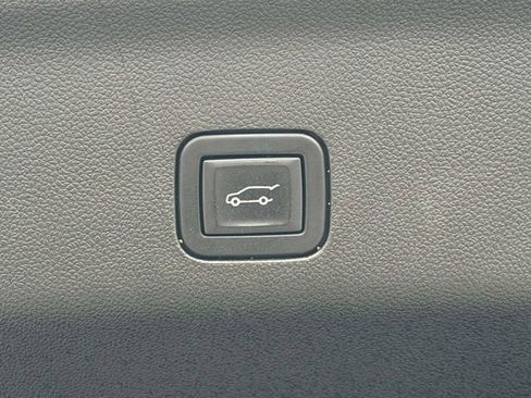 Used 2023 GMC Yukon XL SLT image 9