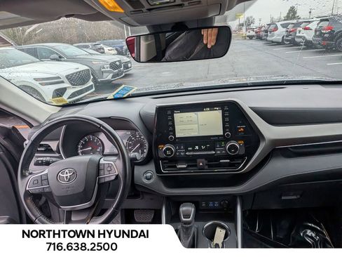 Used 2022 Toyota Highlander XLE image 6