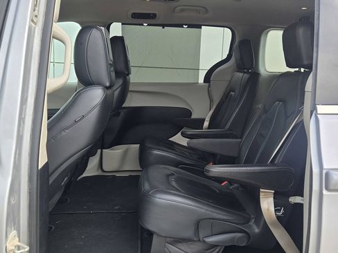 Used 2017 Chrysler Pacifica Touring-L FWD image 7