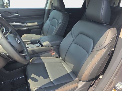 Used 2025 Nissan Pathfinder SL w/ SL Premium Package AWD/4WD image 15