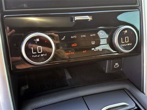 New 2024 Land Rover Discovery Dynamic SE image 22