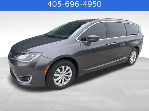 Used 2018 Chrysler Pacifica Touring-L FWD image 1