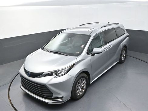 Used 2023 Toyota Sienna XLE image 11