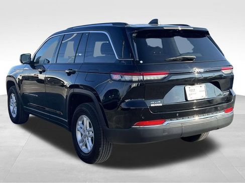 Used 2023 Jeep Grand Cherokee Laredo image 5