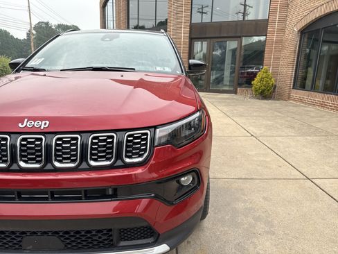 Used 2025 Jeep Compass Limited AWD/4WD image 9