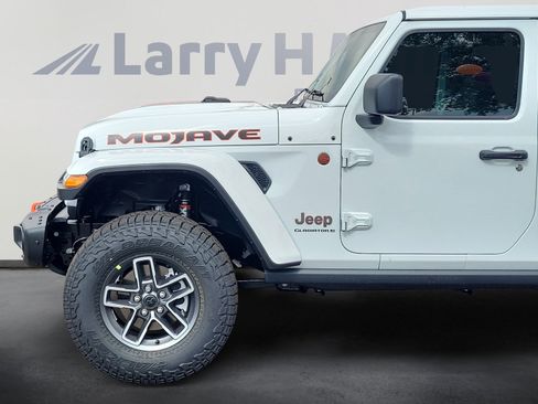 New 2025 Jeep Gladiator Mojave image 2