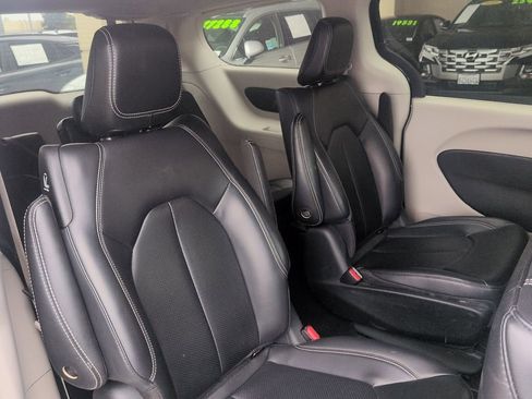 Used 2024 Chrysler Pacifica Select image 12