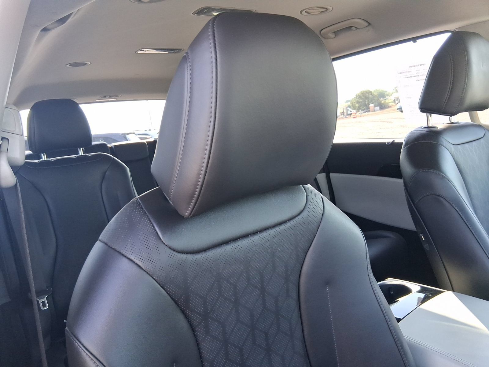 Used 2024 Kia Carnival EX FWD image 17