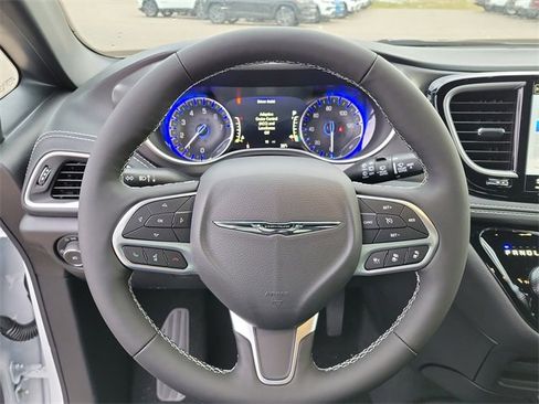 New 2026 Chrysler Pacifica Select image 9