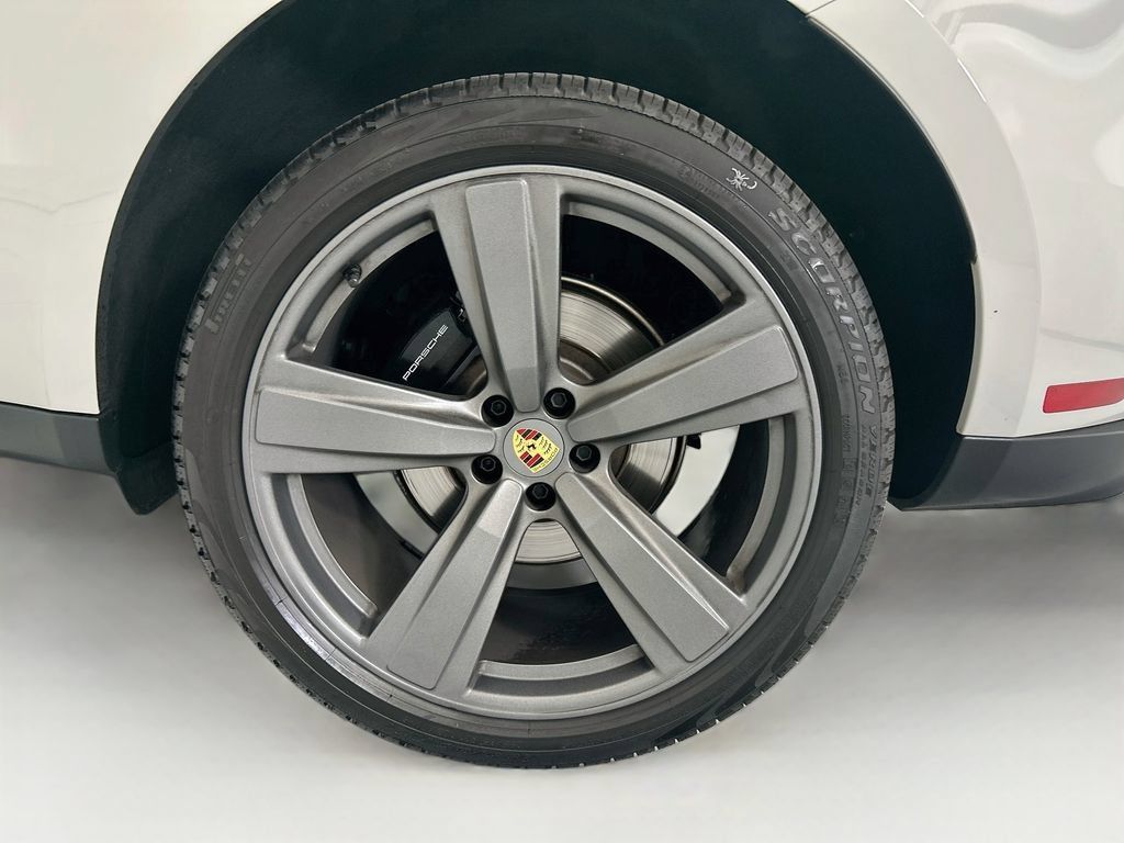 Certified 2025 Porsche Macan Turbo AWD/4WD image 31