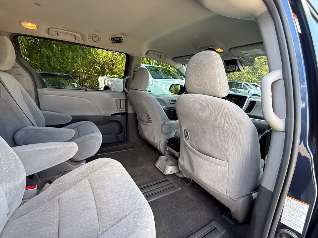 Used 2018 Toyota Sienna LE FWD image 42