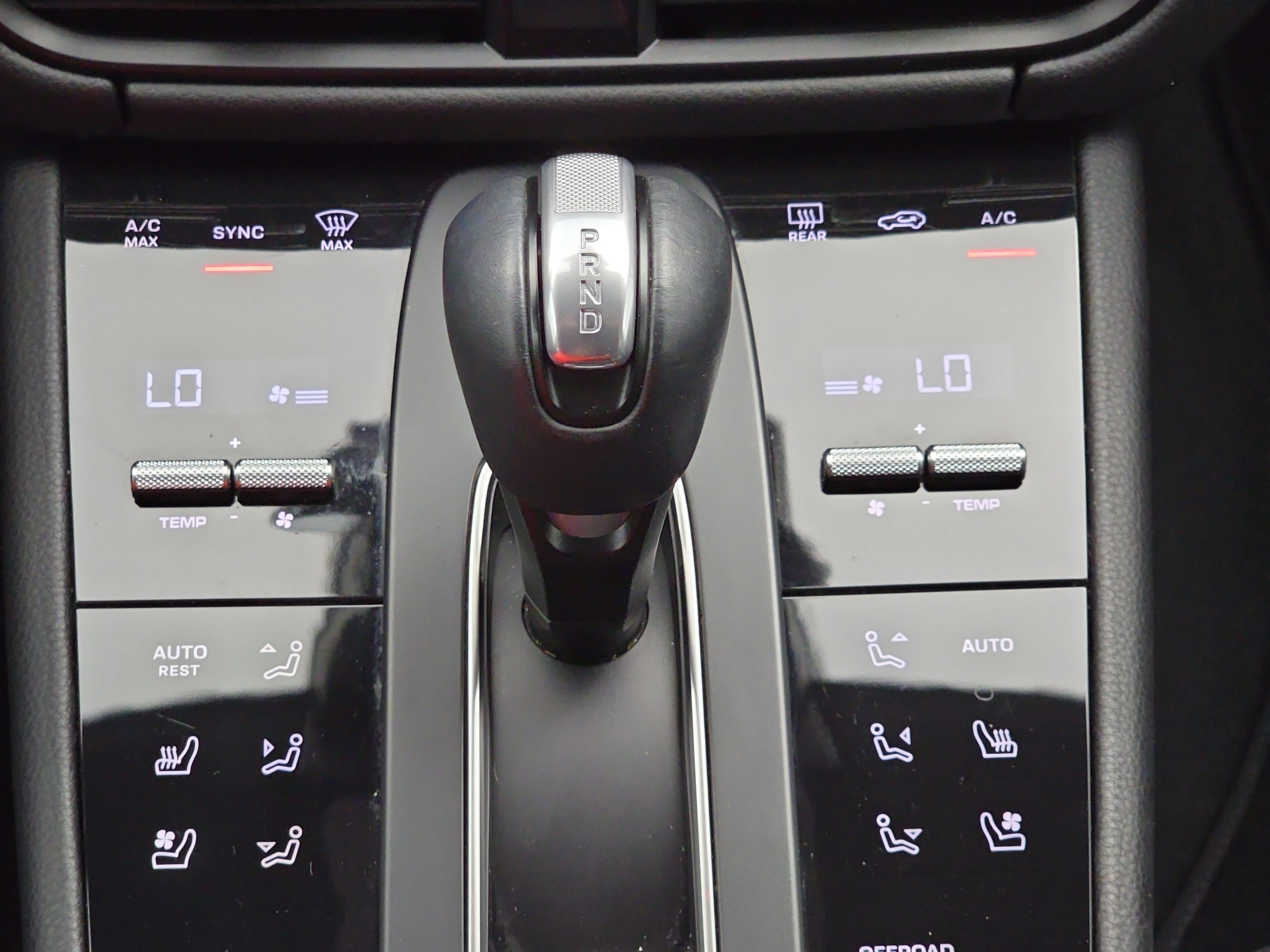 Certified 2024 Porsche Macan S AWD/4WD image 23