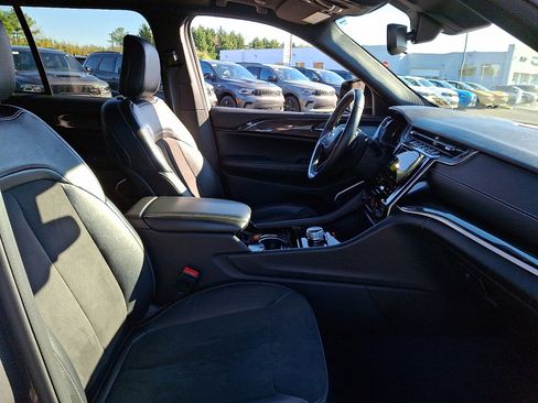 Used 2022 Jeep Grand Cherokee Altitude image 12