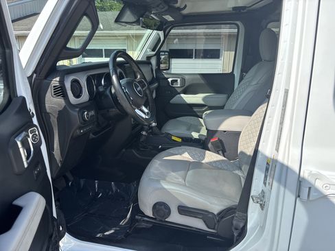 Used 2021 Jeep Wrangler Unlimited Sahara AWD/4WD image 15
