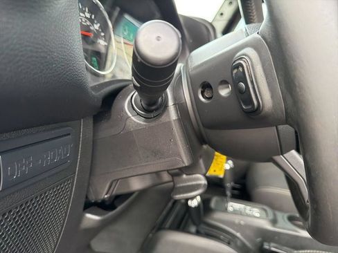 Used 2018 Jeep Wrangler Unlimited Rubicon w/ Connectivity Group AWD/4WD image 39
