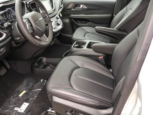 New 2026 Chrysler Pacifica Select image 4