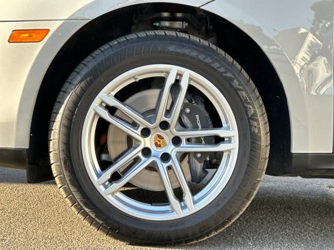 Certified 2025 Porsche Macan image 30