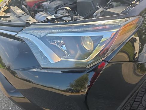 Used 2018 Toyota RAV4 XLE FWD image 32
