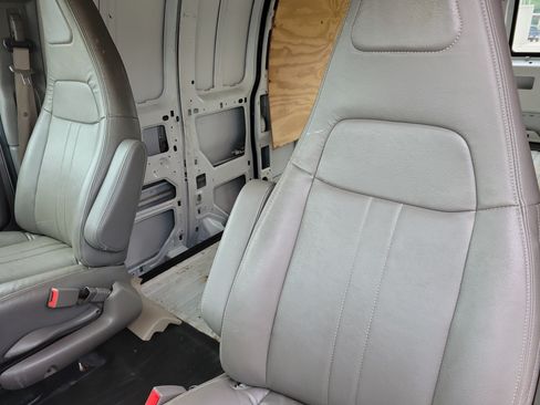 Used 2018 Chevrolet Express 2500 Extended RWD image 16