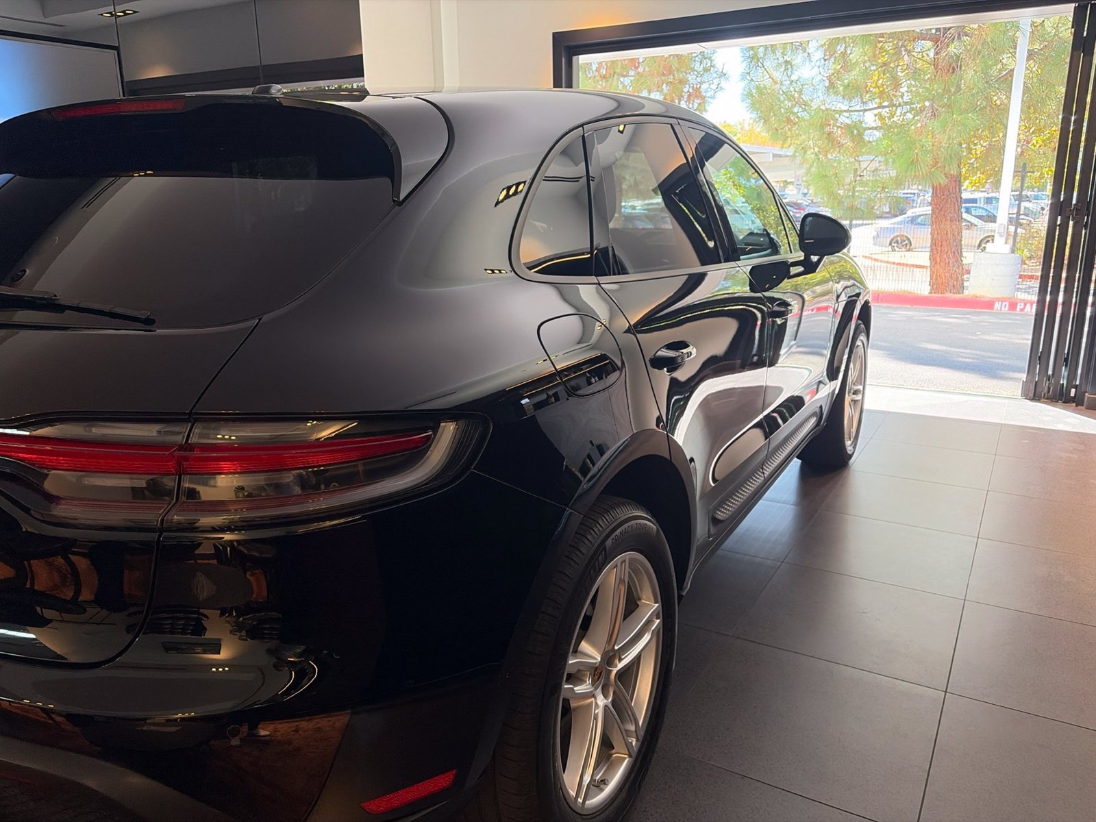 Used 2023 Porsche Macan AWD/4WD image 5