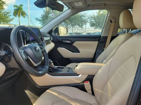 Used 2025 Toyota Highlander XLE AWD/4WD image 11