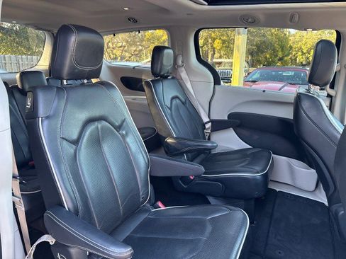 Used 2023 Chrysler Pacifica Limited image 12