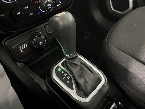 Used 2018 Jeep Renegade Latitude w/ Safety & Security Group image 29