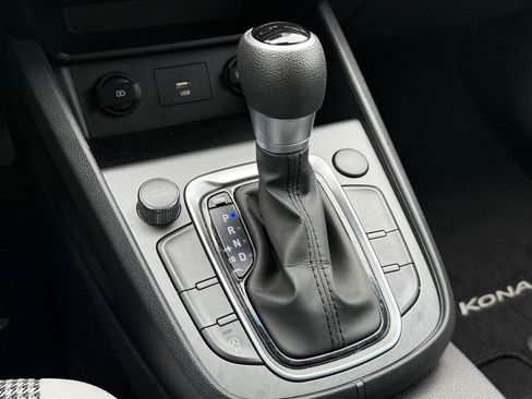 Used 2022 Hyundai Kona SE image 16