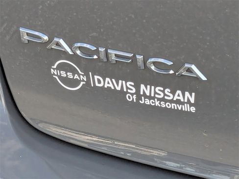Used 2022 Chrysler Pacifica Touring-L image 12