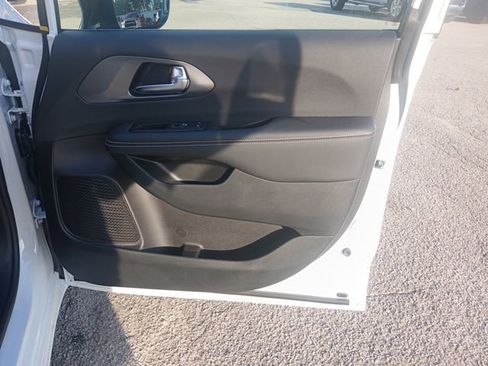 New 2026 Chrysler Pacifica Select image 32