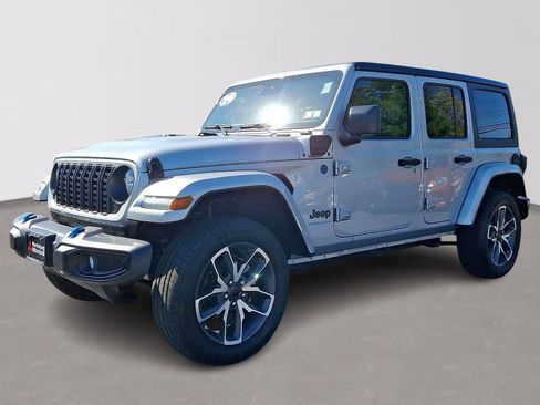 Used 2024 Jeep Wrangler Unlimited w/ Convenience Group AWD/4WD image 3