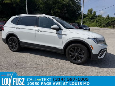 Used 2024 Volkswagen Tiguan SE FWD image 1