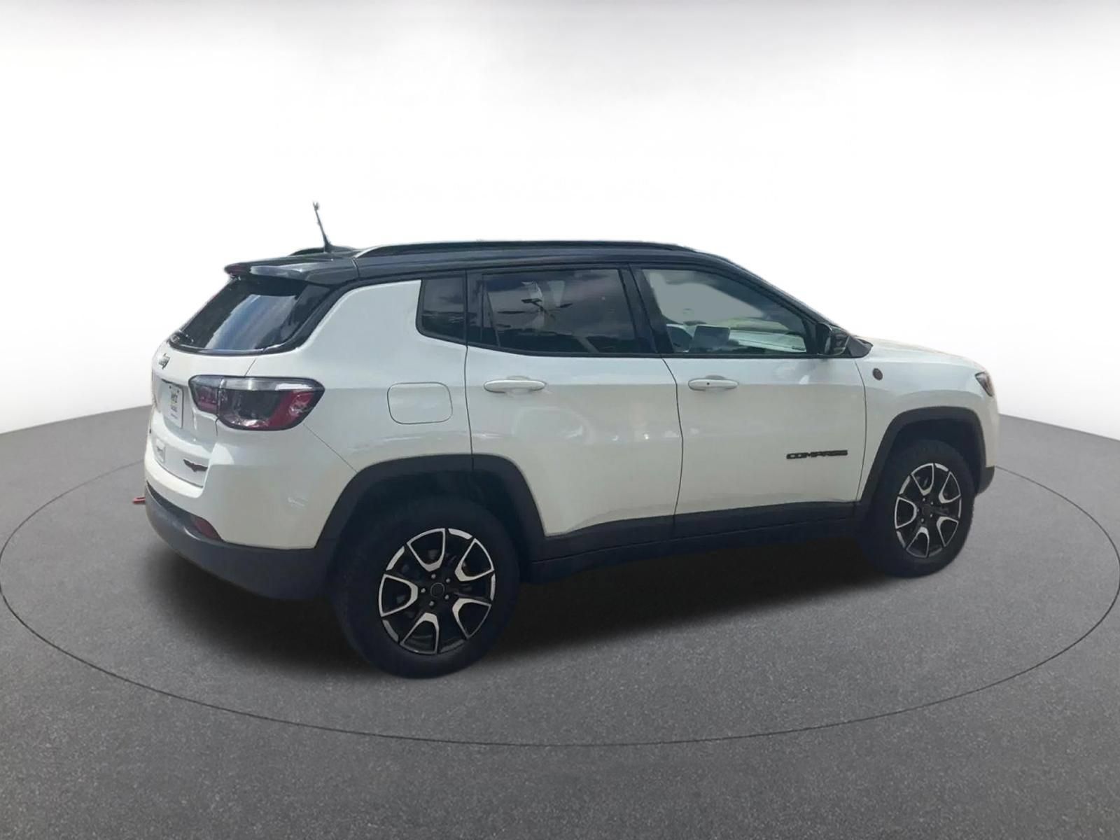 Used 2025 Jeep Compass Trailhawk AWD/4WD image 14
