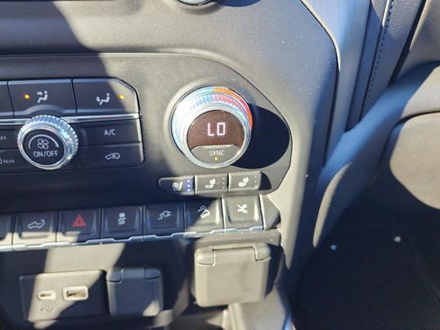 Used 2021 GMC Sierra 2500 Denali w/ Denali Black Diamond Edition image 23