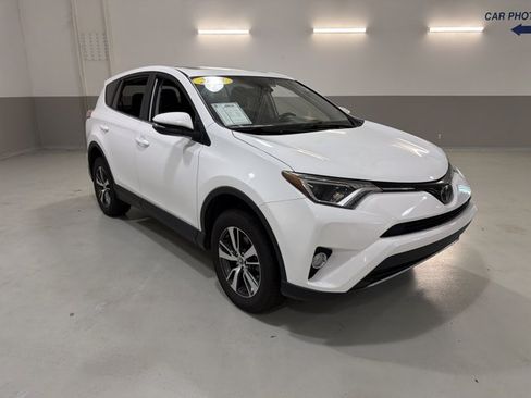Used 2018 Toyota RAV4 XLE AWD/4WD image 4