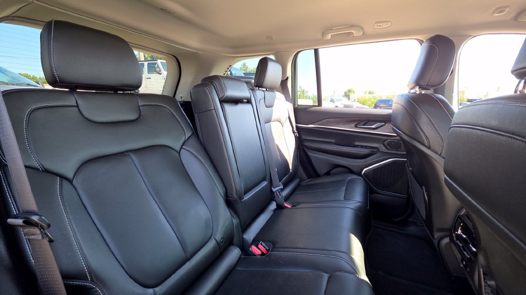 Used 2023 Jeep Grand Cherokee Limited AWD/4WD image 15