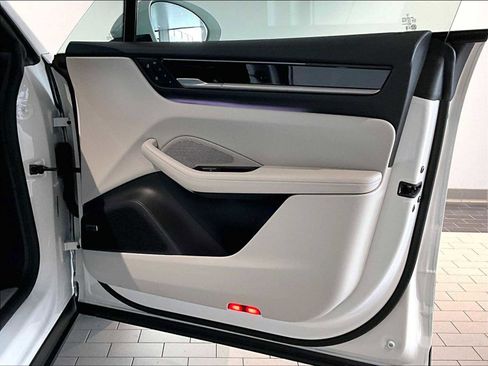 Used 2025 Porsche Macan 4 Electric image 26