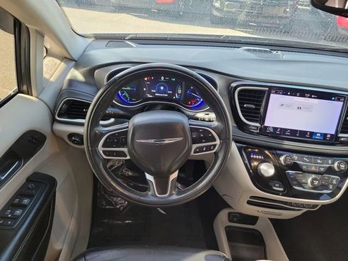 Used 2022 Chrysler Pacifica Touring-L w/ Uconnect Theater Family Group FWD image 14