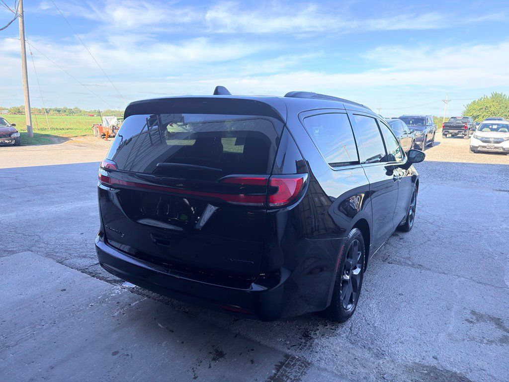 Used 2025 Chrysler Pacifica Limited FWD image 6