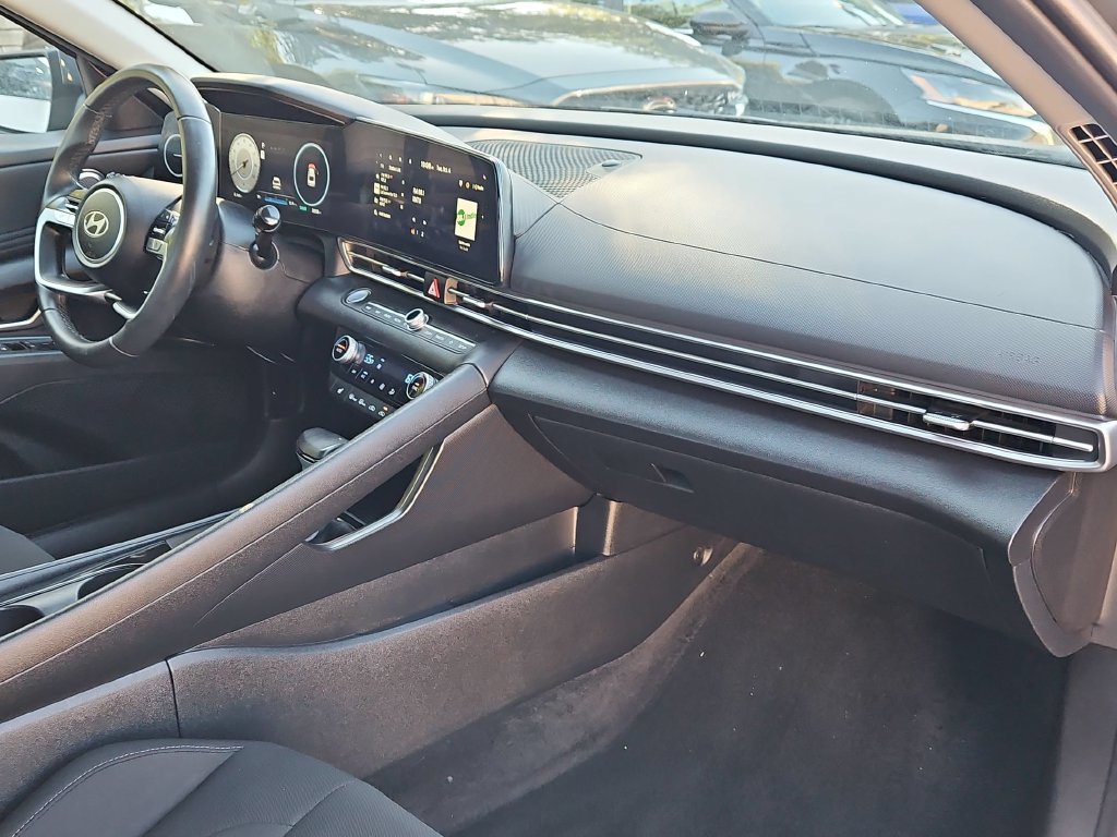Used 2025 Hyundai Elantra SEL FWD image 29