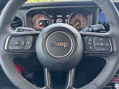 Used 2025 Jeep Wrangler Unlimited Rubicon image 27