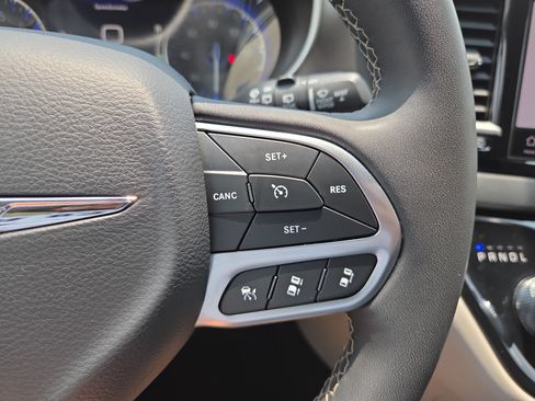 Used 2023 Chrysler Pacifica Touring-L FWD image 13