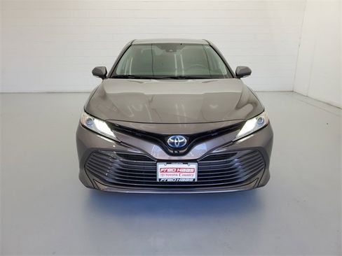 Used 2020 Toyota Camry XLE image 3