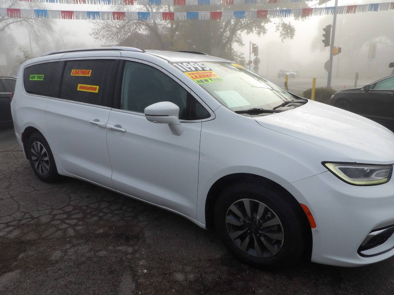 Used 2021 Chrysler Pacifica Touring-L FWD image 3