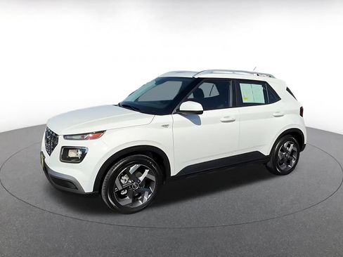 Used 2026 Hyundai Venue SEL FWD image 8