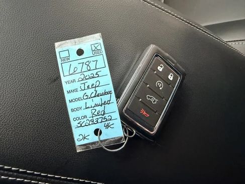 Used 2025 Jeep Grand Cherokee Limited AWD/4WD image 55