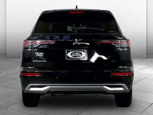 Used 2025 Mitsubishi Outlander AWD image 3