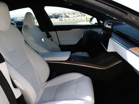 Used 2021 Tesla Model S Plaid image 24