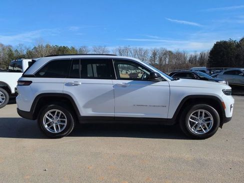 Used 2023 Jeep Grand Cherokee Laredo X image 3