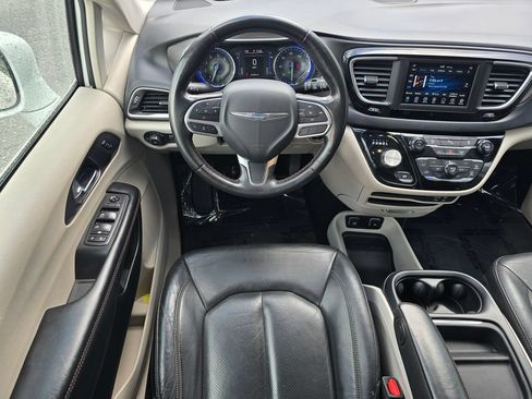 Used 2020 Chrysler Pacifica Touring-L FWD image 28